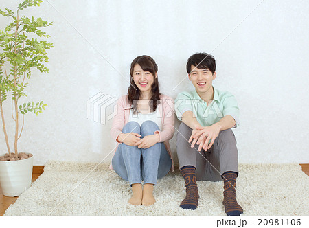 体育座りするカップルの写真素材