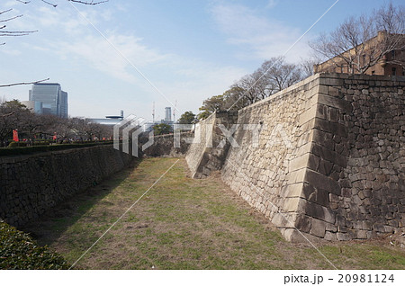 大阪城公園内堀 空堀 と桜門 右上の建物は旧陸軍師団司令部跡 の写真素材