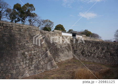 大阪城公園内堀 空堀 と桜門の写真素材