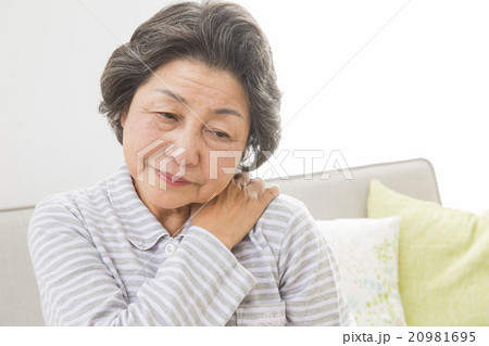 パジャマのシニア女性 20981695