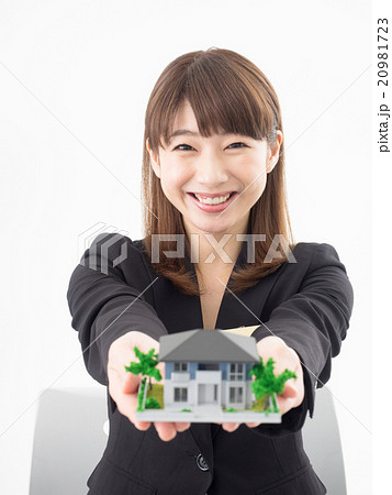 建築模型を差し出す住宅アドバイザー 20981723
