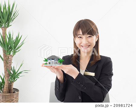 建築模型を持つ住宅アドバイザー 20981724