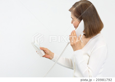 電話をするシニア女性（手に通帳） 20981792