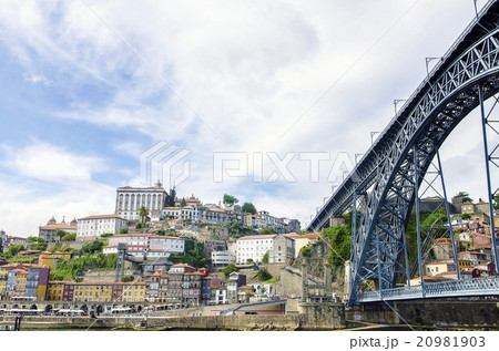 Panoramic view oldtown Porto with bridge, Portugal Panoramic view oldtown Porto with bridge, Portugal 20981903