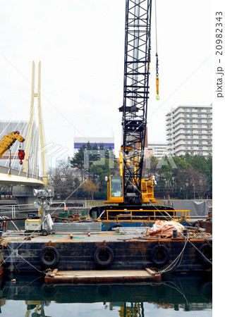 京浜運河上のクレーン車を載せた台船 20982343