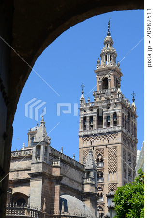Detail of La Giralda Tower in Sevilla 20982511