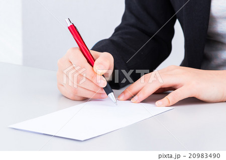 ボールペンで書く女性の手元 手紙 白紙 手紙 女の人 白バックの写真素材 9490