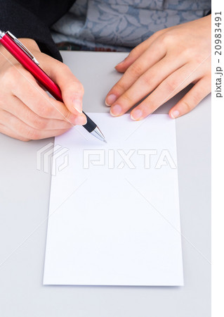 ボールペンで書く女性の手元 手紙 白紙 手紙 女の人 白バックの写真素材 9491