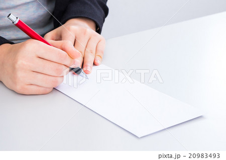 ボールペンで書く女性の手元 手紙 白紙 手紙 女の人 白バックの写真素材 9493