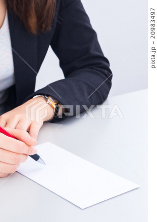ボールペンで書く女性の手元 手紙 白紙 手紙 女の人 白バックの写真素材 9497