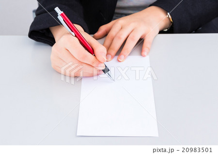 ボールペンで書く女性の手元 手紙 白紙 手紙 女の人 白バックの写真素材 9501