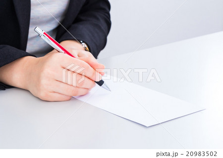 ボールペンで書く女性の手元 手紙 白紙 手紙 女の人 白バックの写真素材 9502