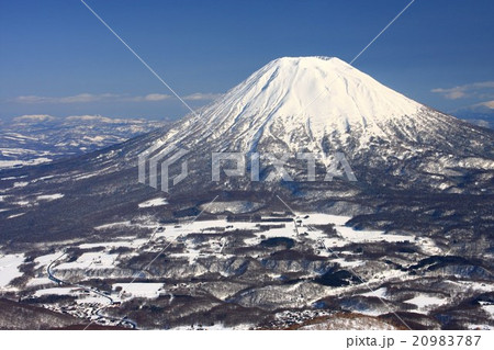 ニセコアンヌプリから見る雪の羊蹄山の写真素材 9787