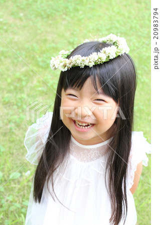 シロツメクサの花冠をかぶった女の子の写真素材 9794