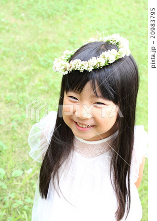 シロツメクサの花冠をかぶった女の子の写真素材 9795