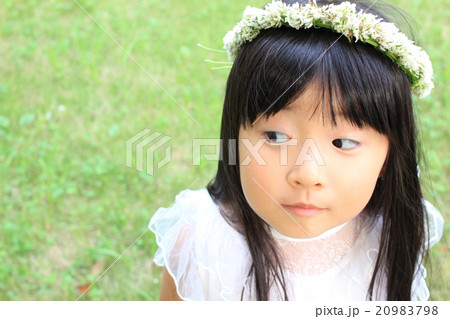 シロツメクサの花冠をかぶった女の子の写真素材 9798