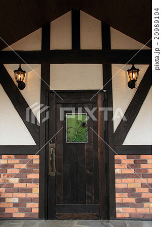 重厚な木製ドアの写真素材 9104