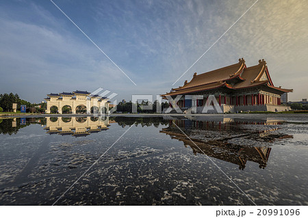 Chiang Kai-shek Memorial Hall with blue sky, Taipe Chiang Kai-shek Memorial Hall with blue sky, Taipe 20991096