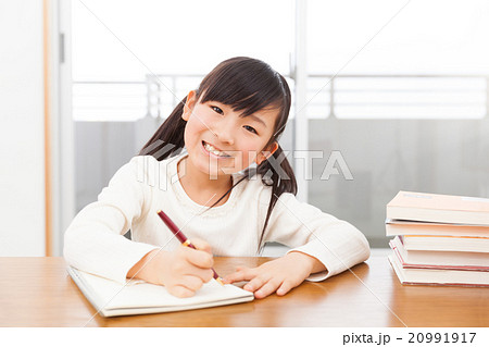 お家で勉強する小学生の女の子 お家で勉強する小学生の女の子 20991917