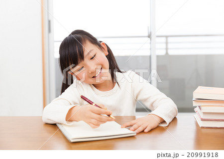 お家で勉強する小学生の女の子 20991918