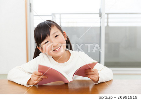 お家で本を読む小学生の女の子 20991919