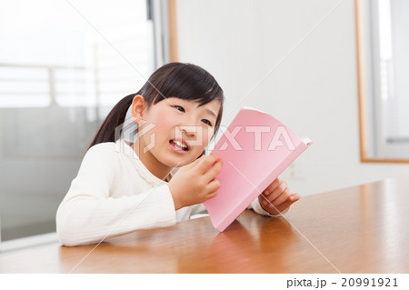 お家で本を読む小学生の女の子 20991921