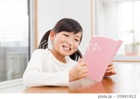 お家で本を読む小学生の女の子 20991922