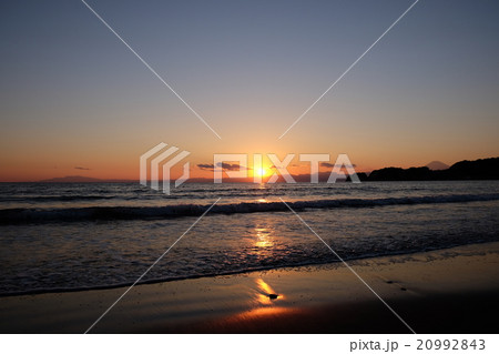 材木座海岸の夕焼け 20992843