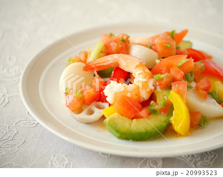 海老と蒸野菜のサラダ　サルサソース（横位置） 20993523