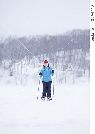 スノーシューをする女性 スノーシューをする女性 20994412