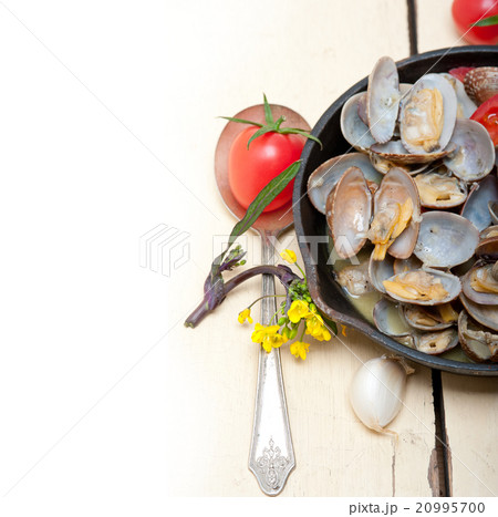 fresh clams on an iron skillet 20995700