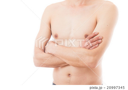 腕組みする裸の男性 白バックの写真素材