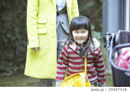 子供を送る母親 20997439