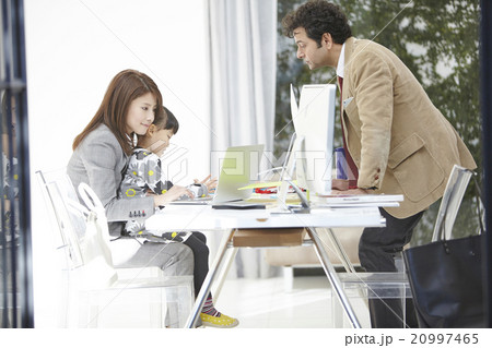 子連れオフィスでの仕事 子連れオフィスでの仕事 20997465