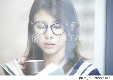 コーヒーカップを持つ女性 コーヒーカップを持つ女性 20997467