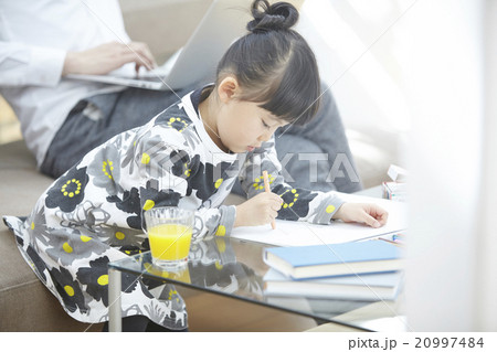 休日を子供と過ごす母親 20997484
