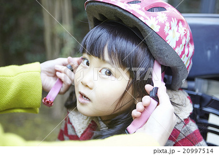 子供を送る母親 子供を送る母親 20997514