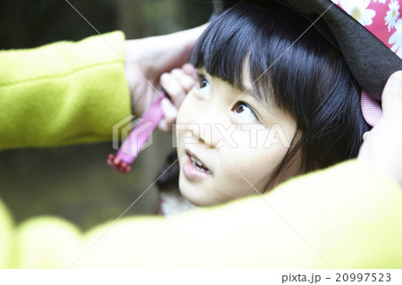 子供を送る母親 子供を送る母親 20997523