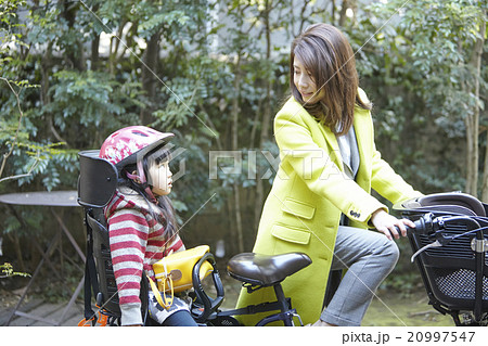 子供を送る母親 20997547