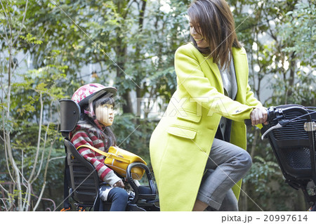 子供を送る母親 20997614