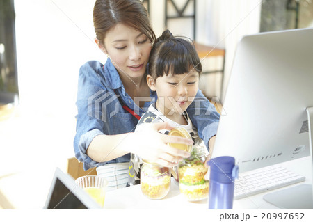 子連れオフィスでのランチ 子連れオフィスでのランチ 20997652