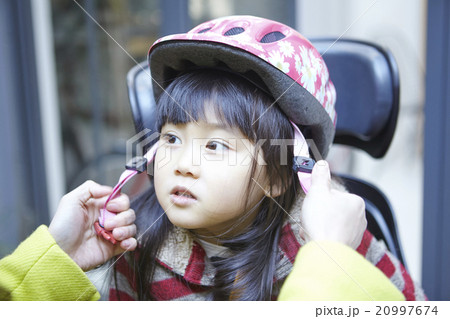 子供を送る母親 子供を送る母親 20997674