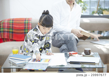 休日を子供と過ごす親子 休日を子供と過ごす親子 20997677