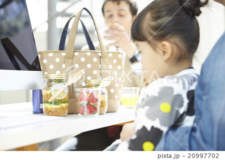 子連れオフィスでのランチ 子連れオフィスでのランチ 20997702