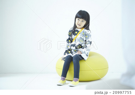 椅子に座る子供の写真素材