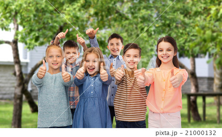 happy children showing thumbs up over backyard 21000132
