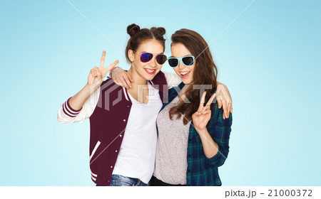 smiling teenage girls in sunglasses showing peace smiling teenage girls in sunglasses showing peace 21000372