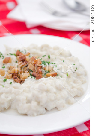 Slovak food:halusky with bryndza cheese,gnocchi 21001105
