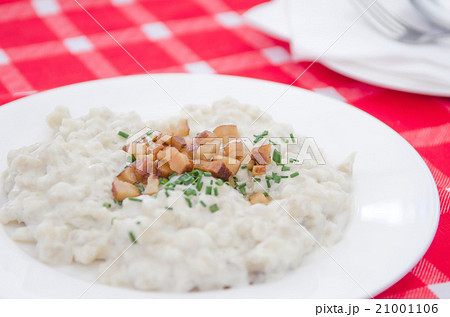 Slovak food:halusky with bryndza cheese,gnocchi 21001106