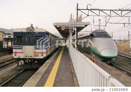 米坂線と並ぶ山形新幹線400系つばさ号 21003069